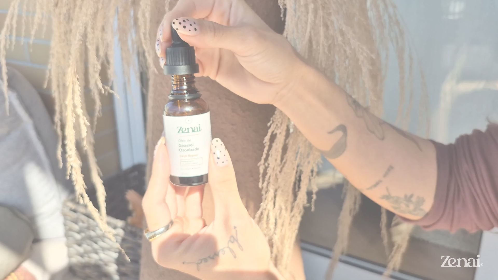Carregar vídeo: A força natural, potencializada! O óleo de girassol já é conhecido pela leveza e pelo poder de nutrir a pele. Na Zenai, ele passa pelo processo de ozonização, que potencializa suaspropriedades de cuidado — unindo hidratação profunda a uma textura que a pele absorve sem pesar. Natural, leve e pensado para o uso diário.